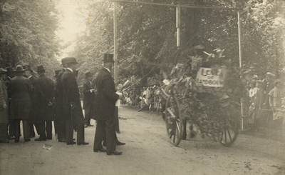 98763 Afbeelding van de wedstrijd ringsteken voor paren in tilbury's, dogcars en sjeezen op de Maliebaan te Utrecht, ...